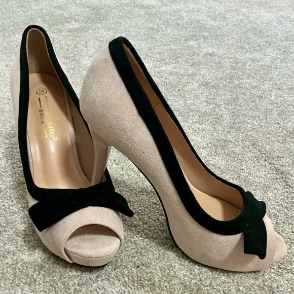 NWOT Blush & Black Peak Toe Heels - Picture 2 of 3